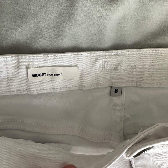 Excellent condition Kut from the Kloth White Gidget Fray Short - Size 6 - Picture 5 of 7